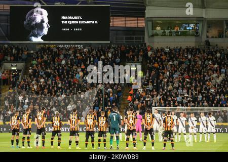 Giocatori e fan osservano un minuto di silenzio prima del calcio di inizio durante la partita del Campionato Sky Bet Hull City vs Stoke City al MKM Stadium, Hull, Regno Unito, 13th settembre 2022 (Foto di David Greaves/News Images) Foto Stock