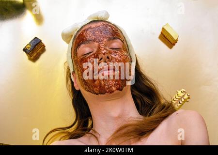 Maschera viso al caffè e al miele utilizzata per rughe profonde e per gli effetti anti invecchiamento sulla pelle, idratando al contempo Foto Stock