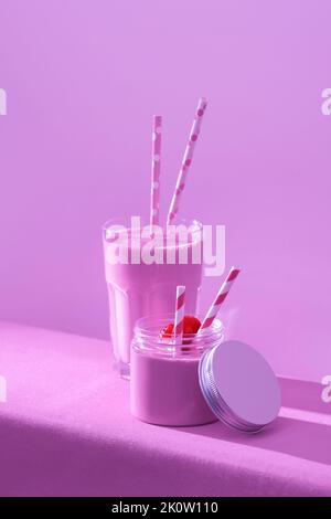Primo piano di frullati alla fragola con cannucce Foto Stock