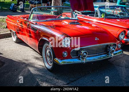 Falcon Heights, MN - 18 giugno 2022: Vista frontale d'angolo in prospettiva alta di una Ford Thunderbird Convertibile 1955 ad una fiera automobilistica locale. Foto Stock