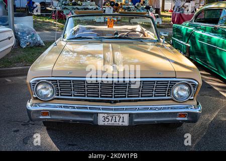 Falcon Heights, MN - 18 giugno 2022: Vista frontale in prospettiva alta di una Ford Falcon futura Convertibile 1964 ad una fiera automobilistica locale. Foto Stock