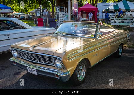 Falcon Heights, MN - 18 giugno 2022: Vista dall'alto dell'angolo anteriore di una Ford Falcon futura Convertibile 1964 ad una fiera automobilistica locale. Foto Stock