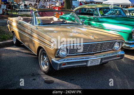 Falcon Heights, MN - 18 giugno 2022: Vista dall'alto dell'angolo anteriore di una Ford Falcon futura Convertibile 1964 ad una fiera automobilistica locale. Foto Stock