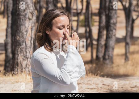 allenatore di consapevolezza pratica respiro pranayama su una terapia di gruppo Foto Stock