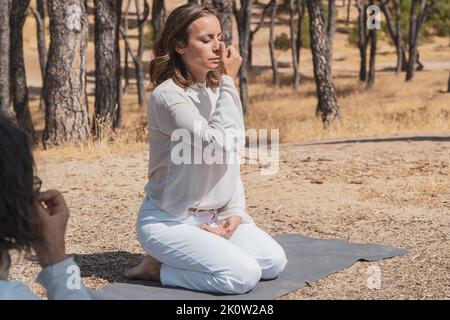 allenatore di consapevolezza pratica respiro pranayama su una terapia di gruppo Foto Stock