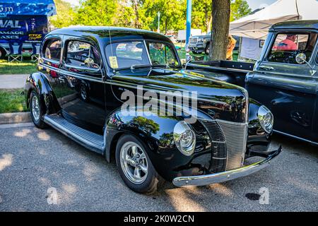 Falcon Heights, Minnesota - 18 giugno 2022: Vista dall'alto dell'angolo frontale di una Ford Deluxe Tudor Sedan del 1940 in occasione di una fiera automobilistica locale. Foto Stock