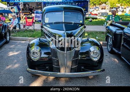 Falcon Heights, Minnesota - 18 giugno 2022: Vista frontale in prospettiva alta di una Ford Deluxe Tudor Sedan del 1940 ad una fiera automobilistica locale. Foto Stock