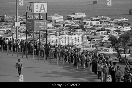 I tifosi della squadra di calcio Forty Niners si sono schierati fuori dallo stadio del Candlestick Park a San Francisco per acquistare i biglietti per la partita Super Bowl. Gennaio 1985 Foto Stock