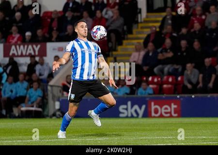 Lee Gregory di Sheffield Mercoledì controlla la palla durante la partita Sky Bet League 1 Morecambe vs Sheffield Mercoledì al Mazuma Stadium, Morecambe, Regno Unito, 13th settembre 2022 (Foto di Steve Flynn/News Images) Foto Stock