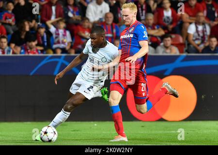 Pilsen, Repubblica Ceca. 13th Set, 2022. Dai calciatori di sinistra Denzel Dumfries dell'Inter Milan e Vaclav Jemelka di Viktoria Plzen in occasione della Viktoria Plzen vs Inter Milan, 2nd° round del gruppo C di calcio Champions' League a Pilsen, Repubblica Ceca, 13 settembre 2022. Credit: Miroslav Chaloupka/CTK Photo/Alamy Live News Foto Stock