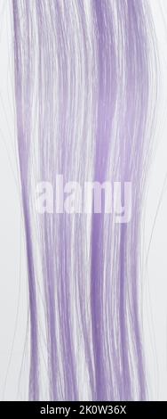 Ciocche di capelli viola chiaro macro vista ravvicinata isolata Foto Stock
