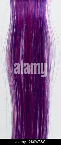 Linee di ciocche di capelli dritte viola isolate su sfondo bianco studio Foto Stock