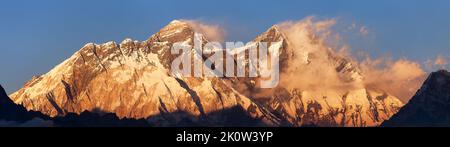 Tramonto serale vista di colore rosso del monte Everest Lhotse e Nuptse parete rocciosa sud con belle nuvole dal villaggio di Kongde, valle di Khumbu, Solukhumb Foto Stock