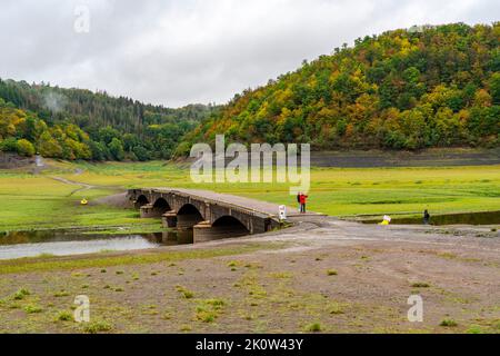 Il lago Edersee, vicino a Waldeck, il terzo bacino idrico più grande della Germania, attualmente ha solo poco meno del 13% del suo livello normale, l'ultimo lago è stato pieno nel maggio 2 Foto Stock