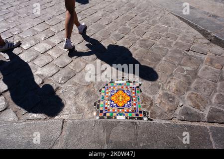 Parigi, Francia - Luglio, 15: Mosaico sul pavimento antico di Parigi, Street art intitolato Vocate Matrem Tuam, dall'artista Ememem il 15 luglio 2022 Foto Stock