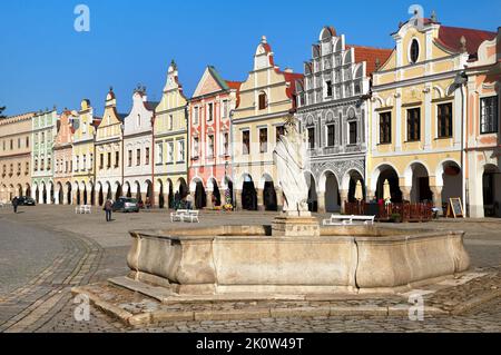 Vista dalla città di Telc o Teltsch con case rinascimentali e barocche colorate, città UNESCO nella Repubblica Ceca, Moravia Foto Stock