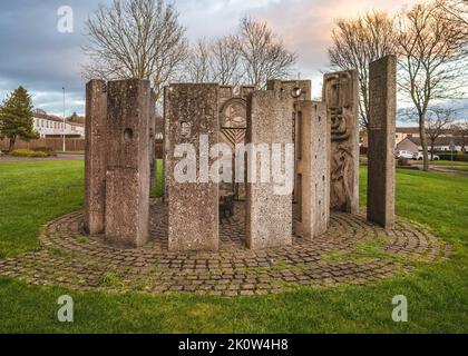 New Town Art, 'The Henge' una scultura in cemento a Pitteuchar, Glenrothes, Fife, Scozia. Foto Stock