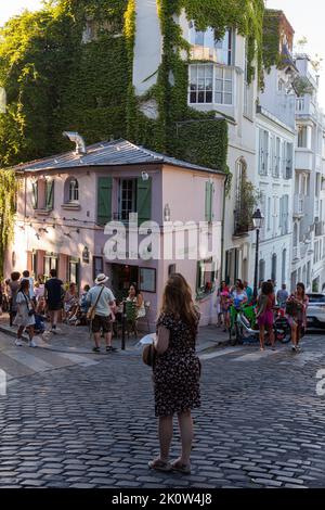 Parigi, Francia - Luglio, 15: Accogliente strada vecchia con ristorante rosa casa chiamata la Maison Rose nel quartiere Montmartre a Parigi il 15 luglio 2022 Foto Stock