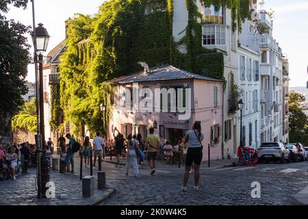 Parigi, Francia - Luglio, 15: Accogliente strada vecchia con ristorante rosa casa chiamata la Maison Rose nel quartiere Montmartre a Parigi il 15 luglio 2022 Foto Stock