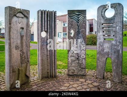 New Town Art, 'The Henge' una scultura in cemento a Pitteuchar, Glenrothes, Fife, Scozia. Foto Stock