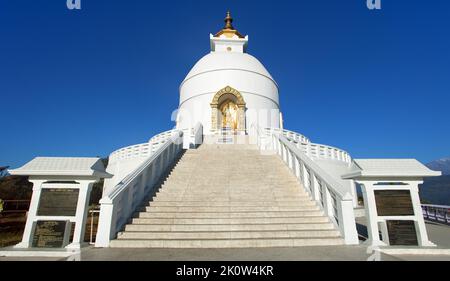 World PEACE stupa vicino Pokhara, Nepal, vista frontale, zona Annapurna Foto Stock