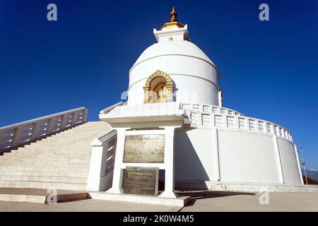 Vista dello stupa di pace del mondo vicino a Pokhara, Nepal Foto Stock