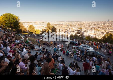 Parigi, Francia - Luglio, 15: Folla alla scalinata che guarda la città di Parigi dal suo punto più alto a Montmartre il 15 luglio 2022 Foto Stock