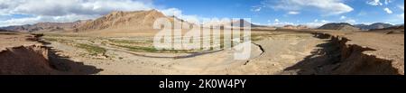Bel panorama della zona dei monti Pamir in Tagikistan, paesaggio intorno autostrada Pamir, tetto del mondo Foto Stock