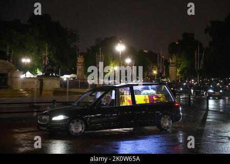 Londra, Regno Unito. 13 settembre 2022. Il focolare che porta la bara della Regina Elisabetta II arriva a Buckingham Palace, Londra, dove si trova a riposo durante la notte, prima di essere portato a Westminster Hall per rimanere in stato per diversi giorni. Data immagine: Martedì 13 settembre 2022. Il credito fotografico dovrebbe essere: Matt Crossick/Empics/Alamy Live News Foto Stock