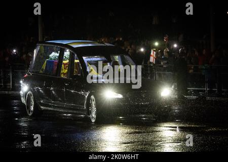 Londra, Regno Unito. 13 settembre 2022. Il focolare che porta la bara della Regina Elisabetta II arriva a Buckingham Palace, Londra, dove si trova a riposo durante la notte, prima di essere portato a Westminster Hall per rimanere in stato per diversi giorni. Data immagine: Martedì 13 settembre 2022. Il credito fotografico dovrebbe essere: Matt Crossick/Empics/Alamy Live News Foto Stock