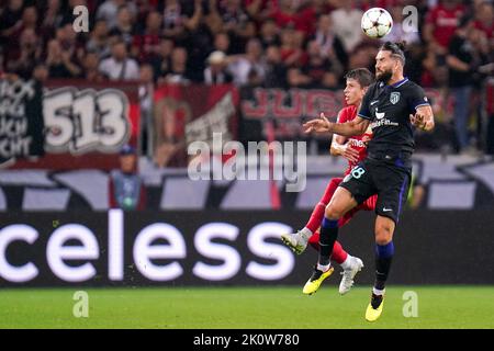 Leverkusen, Germania. 13th Set, 2022. LEVERKUSEN, GERMANIA - 13 SETTEMBRE: Adam Hlozek di Bayer 04 Leverkusen, Felipe di Atletico Madrid durante la UEFA Champions League - incontro di gruppo B tra Bayer Leverkusen e Atletico Madrid alla BayArena il 13 settembre 2022 a Leverkusen, Germania (Foto di René Nijhuis/Orange Pictures) Credit: Orange Pics BV/Alamy Live News Foto Stock