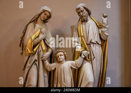 Scultura della Sacra Famiglia – Gesù, Maria e Giuseppe nella chiesa di Sant'Alfonso a Lussemburgo. Foto Stock