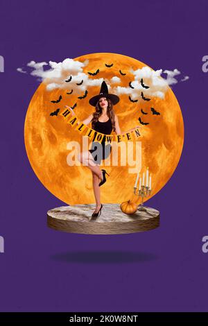 Collage verticale immagine della ragazza strega miniatura tenere Halloween bandiere battenti pipistrelli isolati sulla luna notte nuvole cielo sfondo Foto Stock