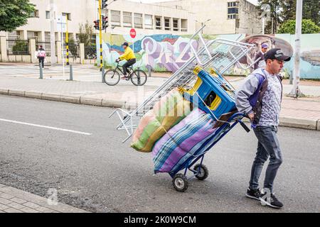 Bogota Colombia, Calle 7, uomini di consegna maschio tirando carichi carrello borse mobili, colombiani ispanici sudamericani latino-americani Foto Stock