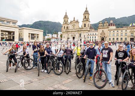 Bogota Colombia, la Candelaria Centro Historico centro storico centrale centro storico Plaza de Bolivar Catedral Primada de Colombia, tour in bicicletta grou Foto Stock
