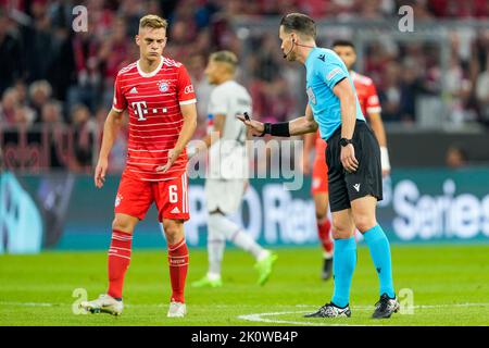 Arbitro Danny Makkelie (NED) Con Joshua KIMMICH, FCB 6 Nei Quarti Di ...