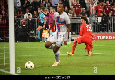 Monaco, Germania. 13th Set, 2022. Calcio: Champions League, Bayern Munich - FC Barcelona, fase di gruppo, Gruppo C, Giornata 2, Allianz Arena. Leroy Sané (r) di Monaco segna il gol per 2:0. Credit: Sven Hoppe/dpa/Alamy Live News Foto Stock