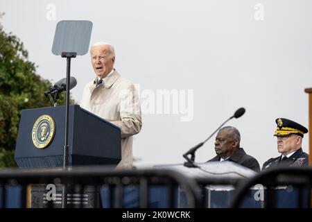 Washington, Stati Uniti d'America. 11 Settembre 2022. Il presidente degli Stati Uniti Joe Biden, fa le sue osservazioni in pioggia battente durante una cerimonia che ricorda le vittime degli attacchi di al-Quida al National 9/11 Pentagon Memorial, 11 settembre 2022 ad Arlington, Virginia. La nazione ha segnato il 21st° anniversario degli attacchi terroristici che hanno ucciso quasi 3.000 persone. Credit: pO2 Alexander Kubitza/DOD Photo/Alamy Live News Foto Stock