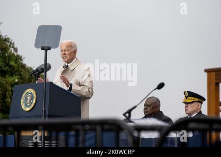 Washington, Stati Uniti d'America. 11 Settembre 2022. Il presidente degli Stati Uniti Joe Biden, fa le sue osservazioni in pioggia battente durante una cerimonia che ricorda le vittime degli attacchi di al-Quida al National 9/11 Pentagon Memorial, 11 settembre 2022 ad Arlington, Virginia. La nazione ha segnato il 21st° anniversario degli attacchi terroristici che hanno ucciso quasi 3.000 persone. Credit: pO2 Alexander Kubitza/DOD Photo/Alamy Live News Foto Stock