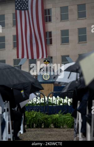 Washington, Stati Uniti d'America. 11 Settembre 2022. Mark Milley, presidente dei Capi congiunti, ha espresso osservazioni in pioggia durante una cerimonia che ricorda le vittime degli attacchi di al-Quida al National 9/11 Pentagon Memorial, 11 settembre 2022 ad Arlington, Virginia. La nazione ha segnato il 21st° anniversario degli attacchi terroristici che hanno ucciso quasi 3.000 persone. Credit: pO2 Alexander Kubitza/DOD Photo/Alamy Live News Foto Stock