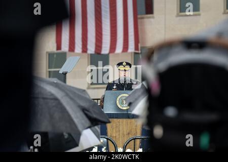 Washington, Stati Uniti d'America. 11 Settembre 2022. Mark Milley, presidente dei Capi congiunti, ha espresso osservazioni in pioggia durante una cerimonia che ricorda le vittime degli attacchi di al-Quida al National 9/11 Pentagon Memorial, 11 settembre 2022 ad Arlington, Virginia. La nazione ha segnato il 21st° anniversario degli attacchi terroristici che hanno ucciso quasi 3.000 persone. Credit: pO2 Alexander Kubitza/DOD Photo/Alamy Live News Foto Stock