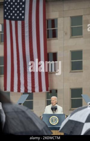 Washington, Stati Uniti d'America. 11 Settembre 2022. Il presidente degli Stati Uniti Joe Biden, fa le sue osservazioni in pioggia battente durante una cerimonia che ricorda le vittime degli attacchi di al-Quida al National 9/11 Pentagon Memorial, 11 settembre 2022 ad Arlington, Virginia. La nazione ha segnato il 21st° anniversario degli attacchi terroristici che hanno ucciso quasi 3.000 persone. Credit: pO2 Alexander Kubitza/DOD Photo/Alamy Live News Foto Stock