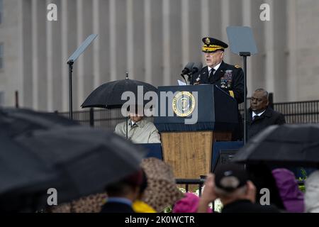 Washington, Stati Uniti d'America. 11 Settembre 2022. Mark Milley, presidente dei Capi congiunti, ha espresso osservazioni in pioggia durante una cerimonia che ricorda le vittime degli attacchi di al-Quida al National 9/11 Pentagon Memorial, 11 settembre 2022 ad Arlington, Virginia. La nazione ha segnato il 21st° anniversario degli attacchi terroristici che hanno ucciso quasi 3.000 persone. Credit: pO2 Alexander Kubitza/DOD Photo/Alamy Live News Foto Stock