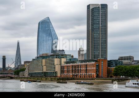 LONDRA, INGHILTERRA - 21st LUGLIO 2022: Edifici moderni sulla riva sud del Tamigi, Londra, Inghilterra Foto Stock