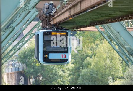 Wuppertal september2022: La ferrovia sospesa Wuppertal è un sistema di trasporto pubblico di Wuppertal, inaugurato il 1 marzo 1901 Foto Stock