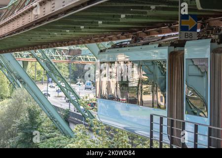 Wuppertal september2022: La ferrovia sospesa Wuppertal è un sistema di trasporto pubblico di Wuppertal, inaugurato il 1 marzo 1901 Foto Stock