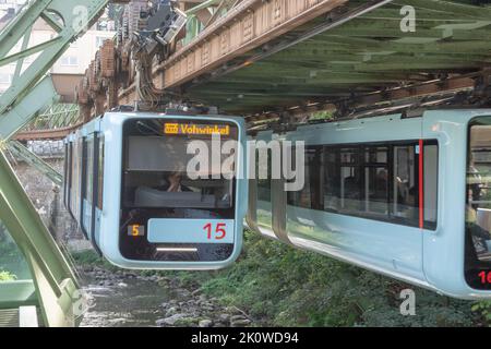 Wuppertal september2022: La ferrovia sospesa Wuppertal è un sistema di trasporto pubblico di Wuppertal, inaugurato il 1 marzo 1901 Foto Stock