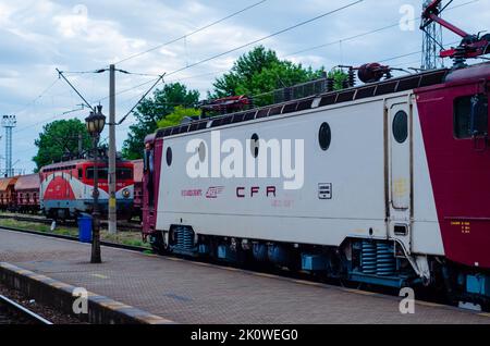 Treno in movimento o alla piattaforma ferroviaria a Suceava, stazione Burdujeni, Romania, 2022 Foto Stock