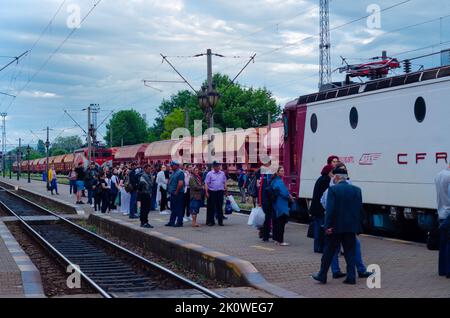 Treno in movimento o alla piattaforma ferroviaria a Suceava, stazione Burdujeni, Romania, 2022 Foto Stock