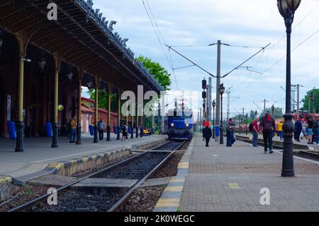 Treno in movimento o alla piattaforma ferroviaria a Suceava, stazione Burdujeni, Romania, 2022 Foto Stock